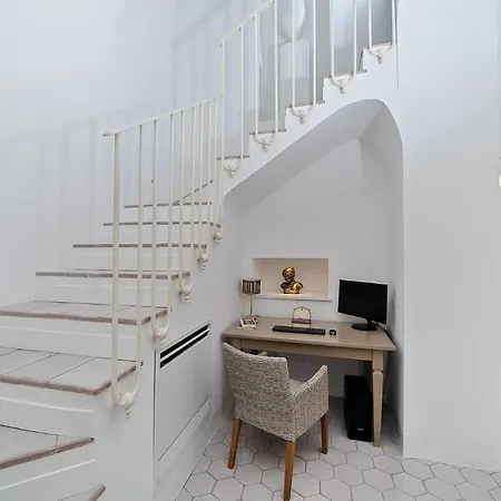 Sleeps 9 Air Con Wifi Villa